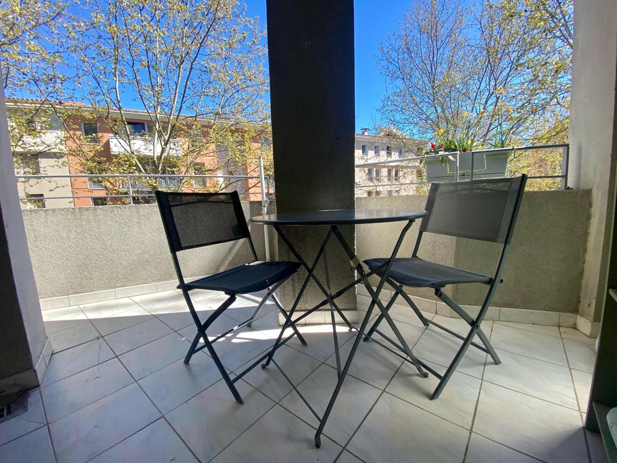 Appartement Spacieux T2 Au Rives Du Lez, Parking, Proche Gares Et Centre